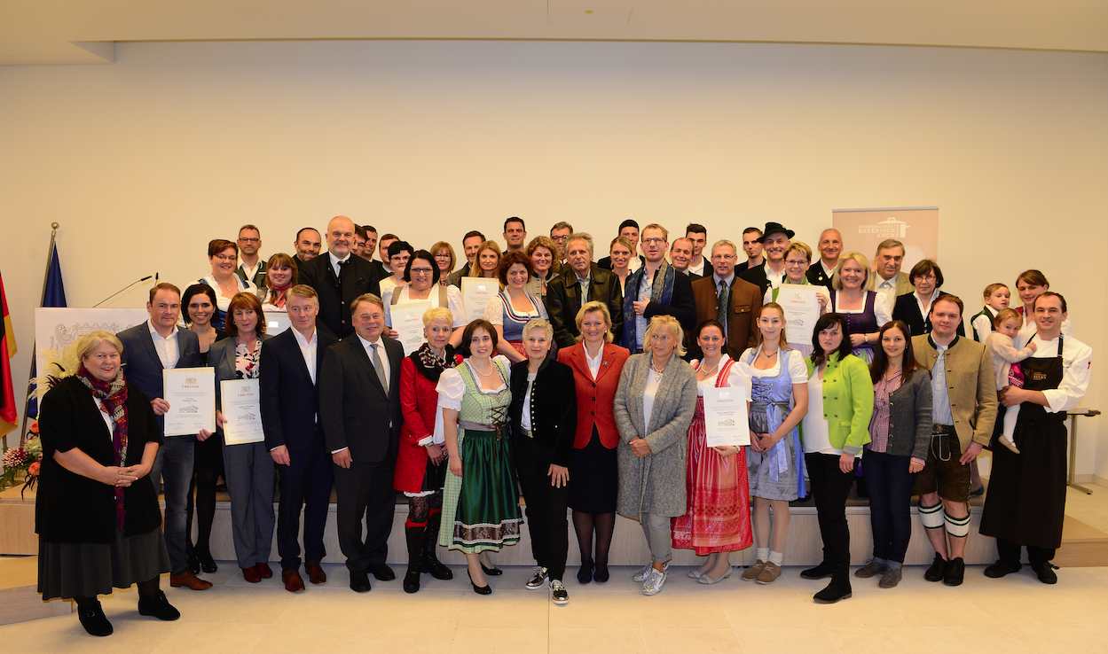 Gruppenbild der Urkundenverleihung