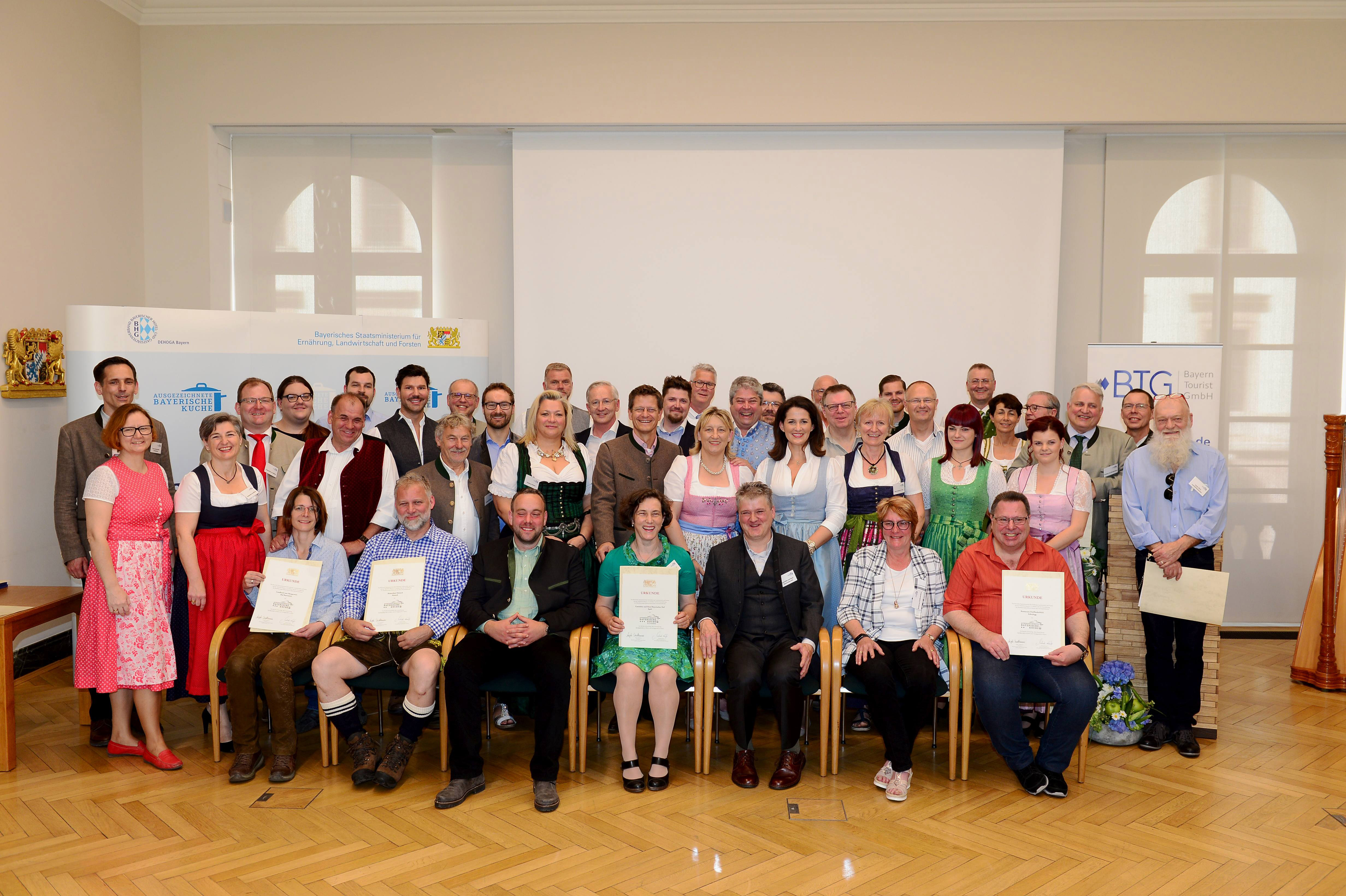 Gruppenbild der Urkundenverleihungsveranstaltung