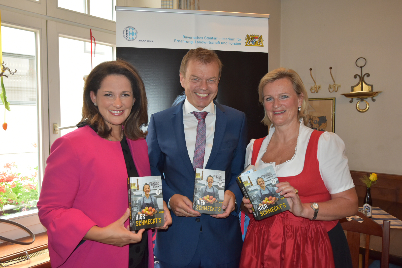 Gruppenbild mit Staatsministerin Michaela Kaniber, DEHOGA-Präsidentin Angela Inselkammer und dem Verleger Michael Volk