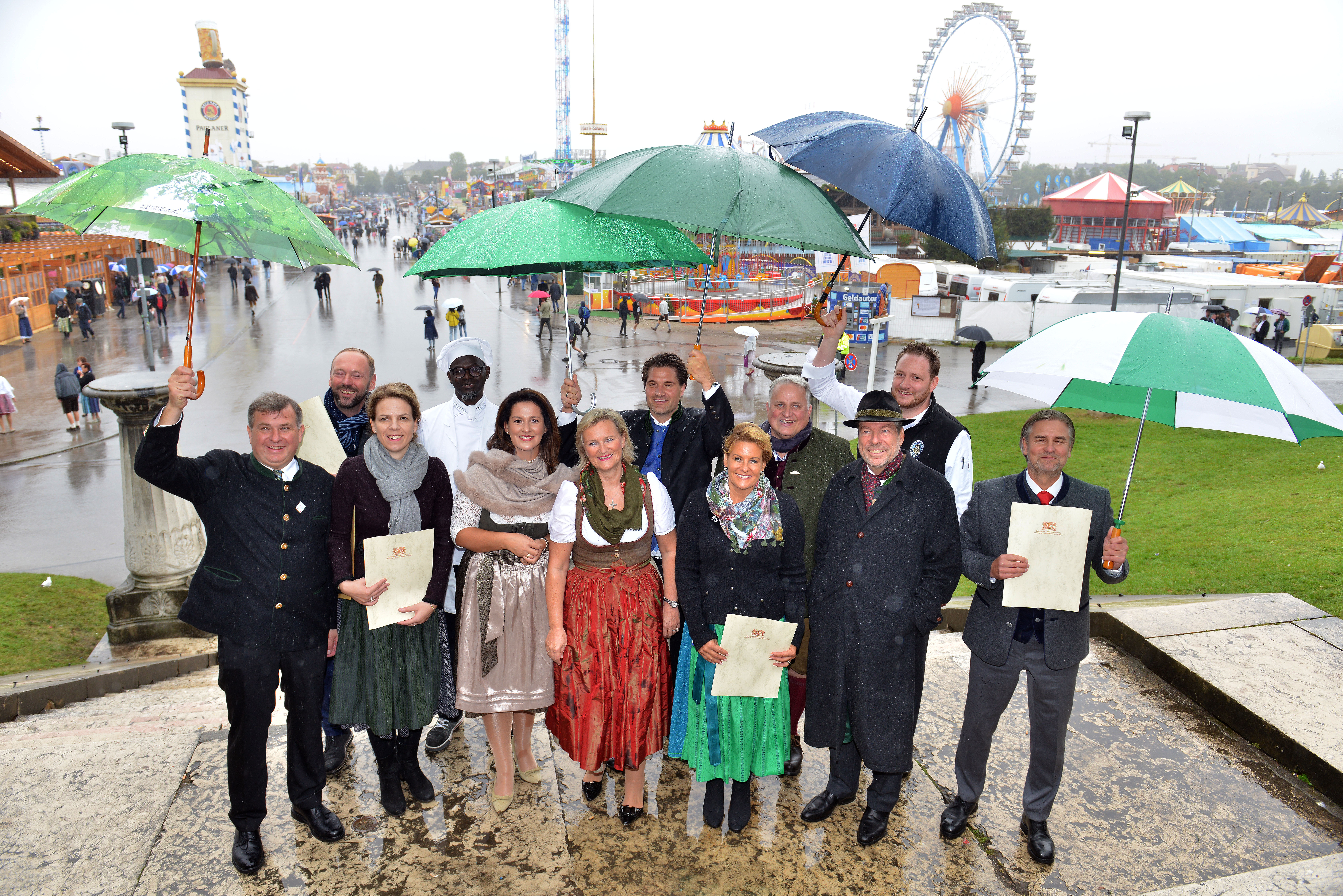 Gruppenbild mit Staatsministerin Kaniber und den Ausgezeichneten