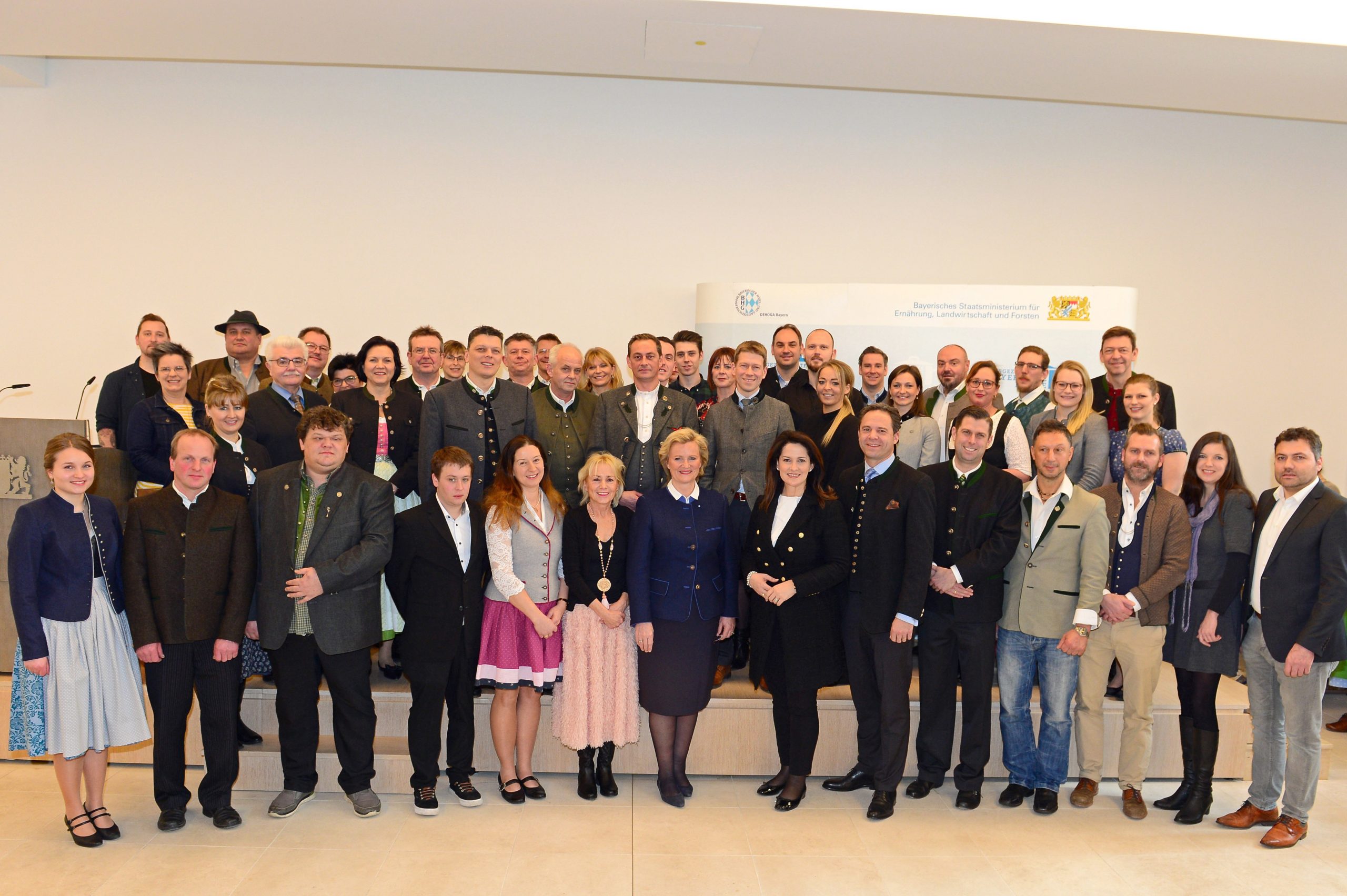 Gruppenbild mit Staatsministerin Kaniber und die Ausgezeichneten, Bayerische Küche